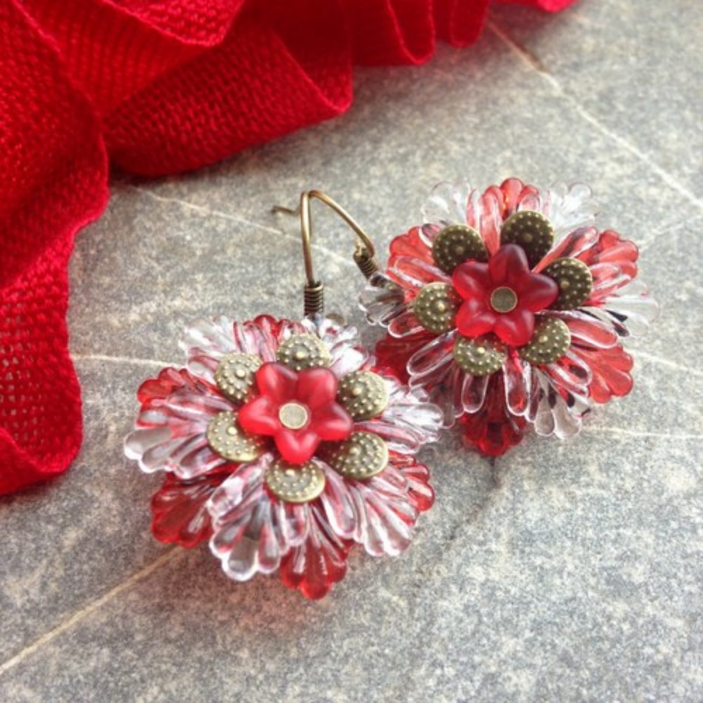 Červené kvítí se zvonečkem