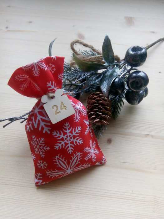 Adventní kalendář červený vločky - Dárečky