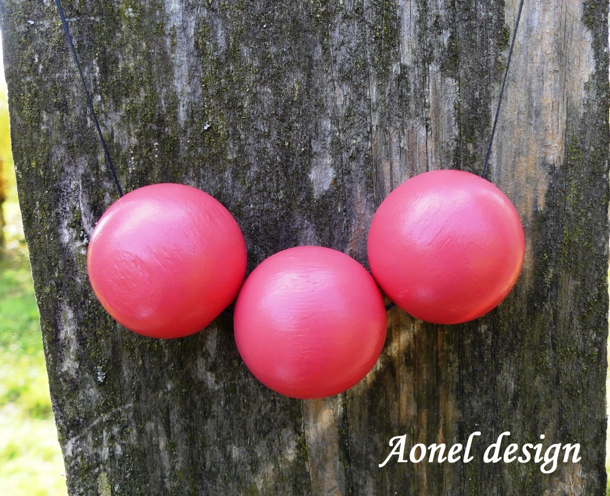 Červený náhrdelník z dřevěných korálků