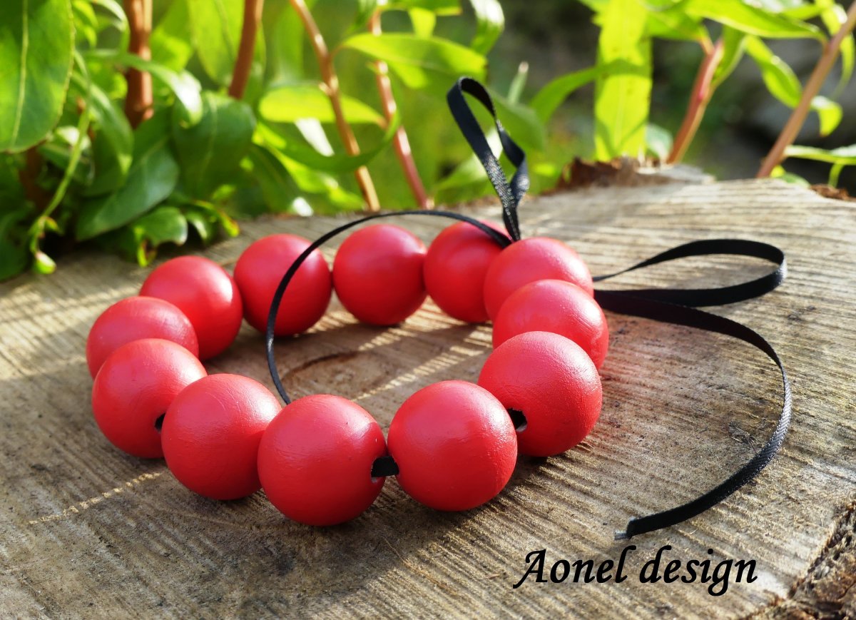 Červený retronáramek