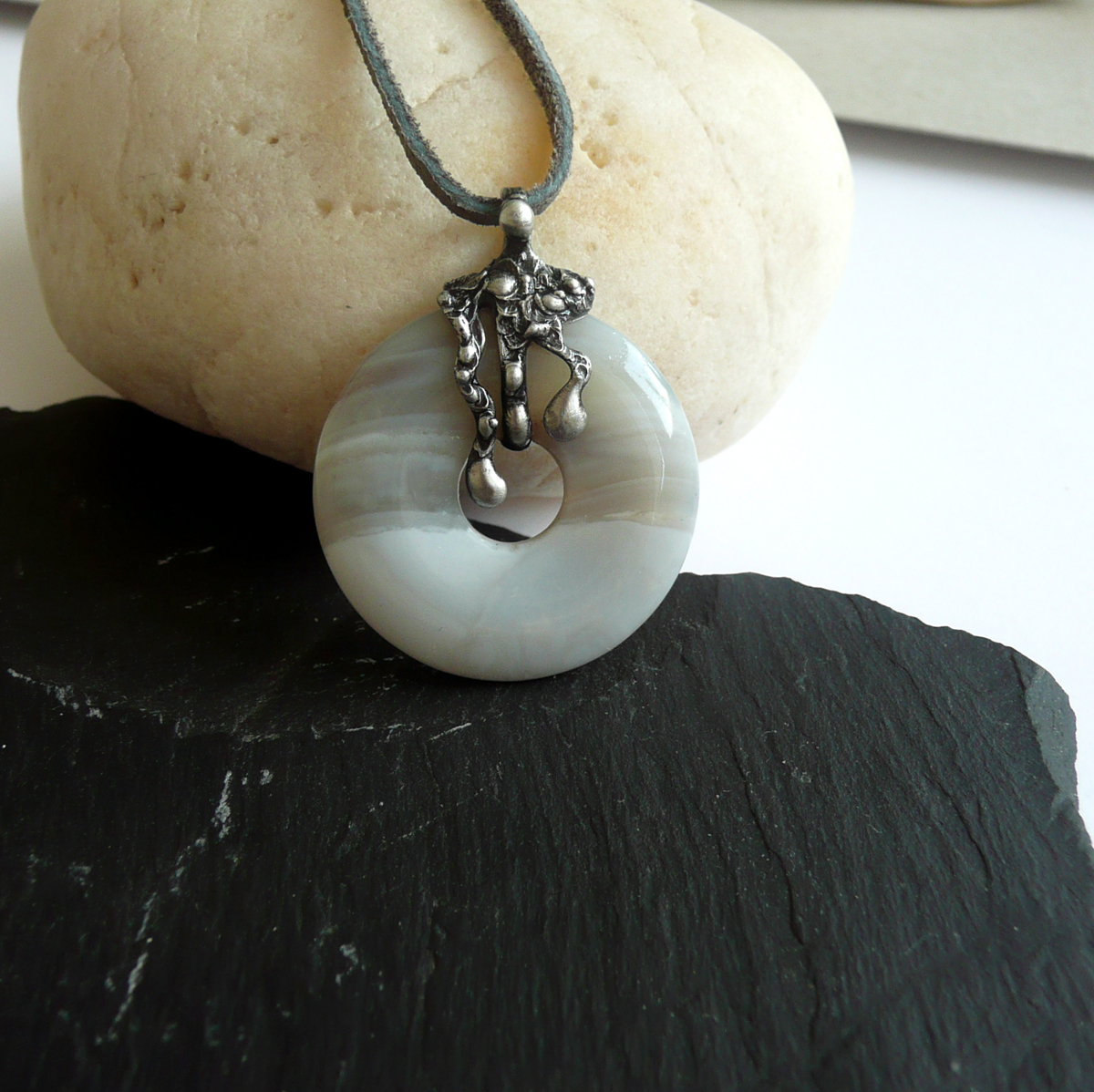 Dámský / pánský přívěsek - cínovaný donut achát šedý 