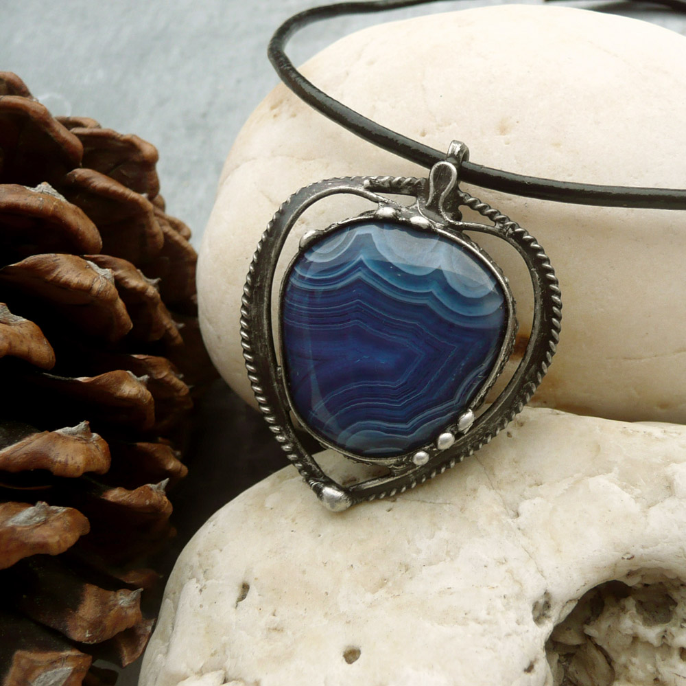 Dámský cín. náhrdelník s modrým achátem "Deset odstínů modré"