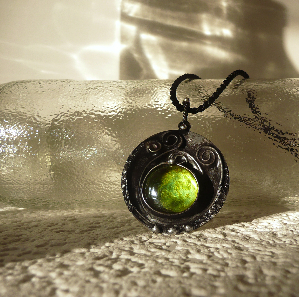 Náhrdelník s cínovaným amuletem "Moje světlo" /sklo s ab-pokovem