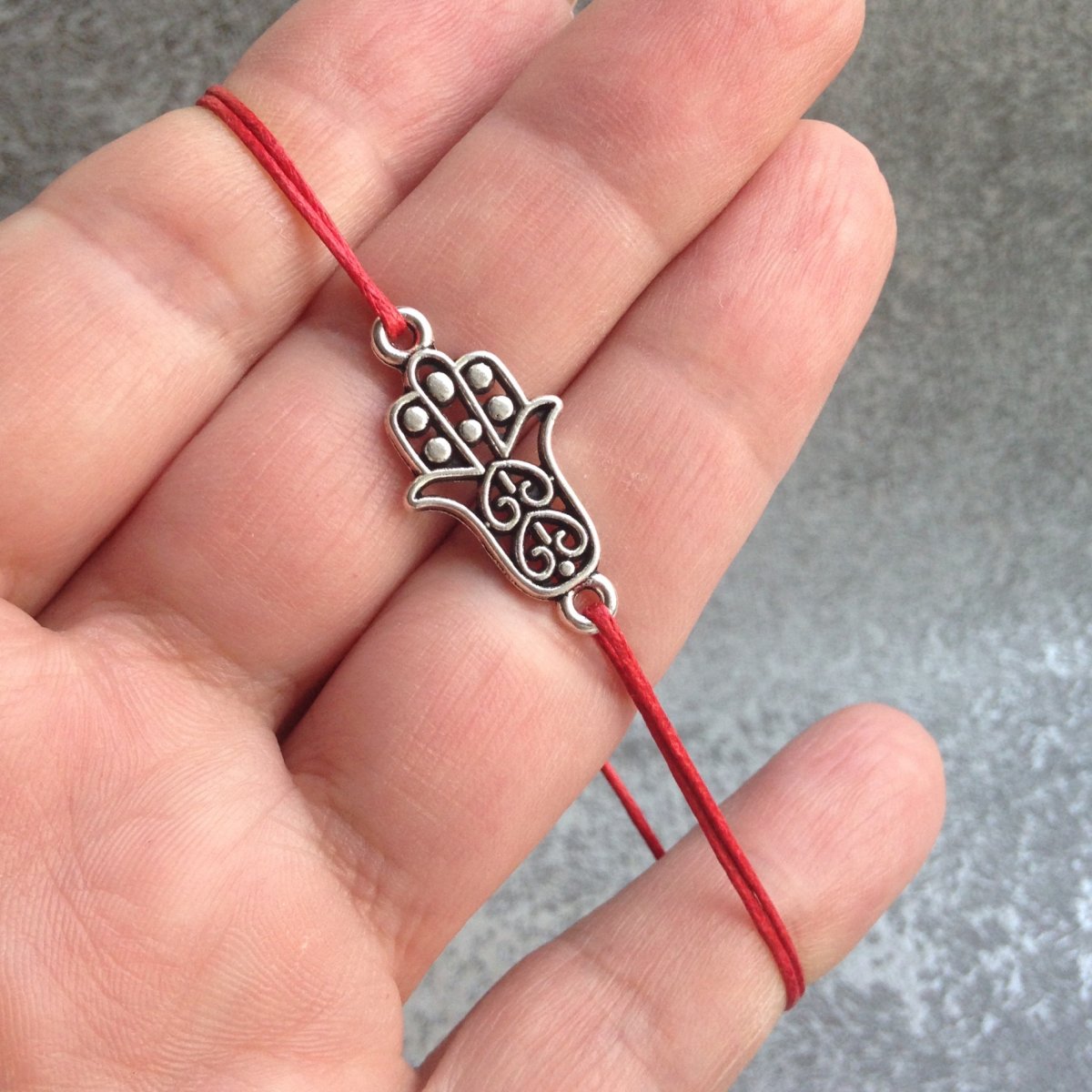 Hamsa - červený náramek