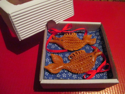 Dvě ryby v dárkové krabičce