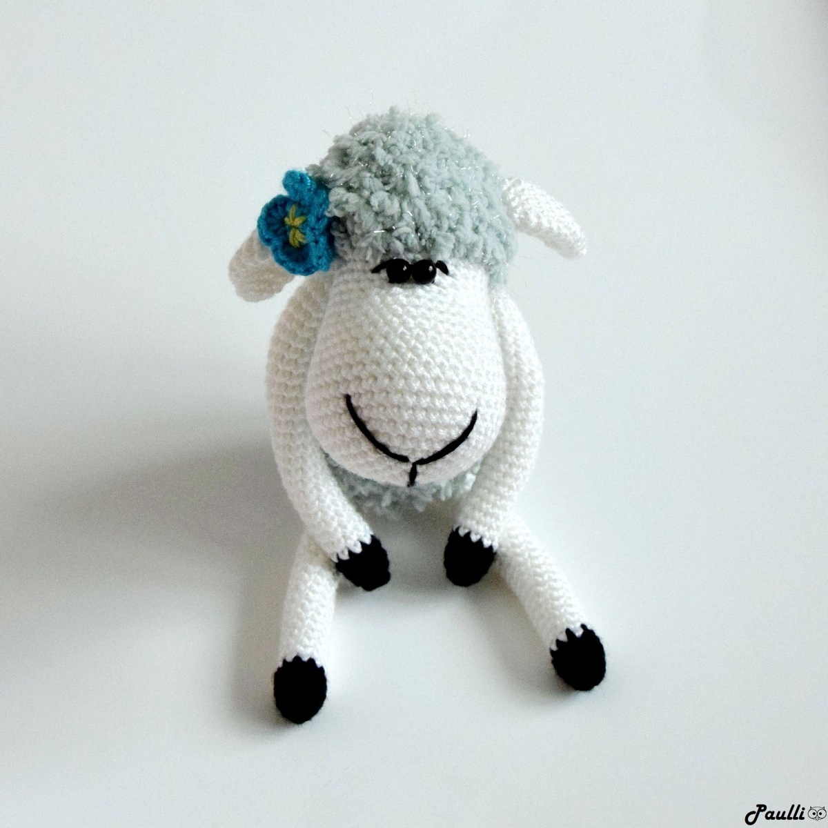 Šedá ovečka s tyrkysověmodrou květinkou (22,5 cm) 