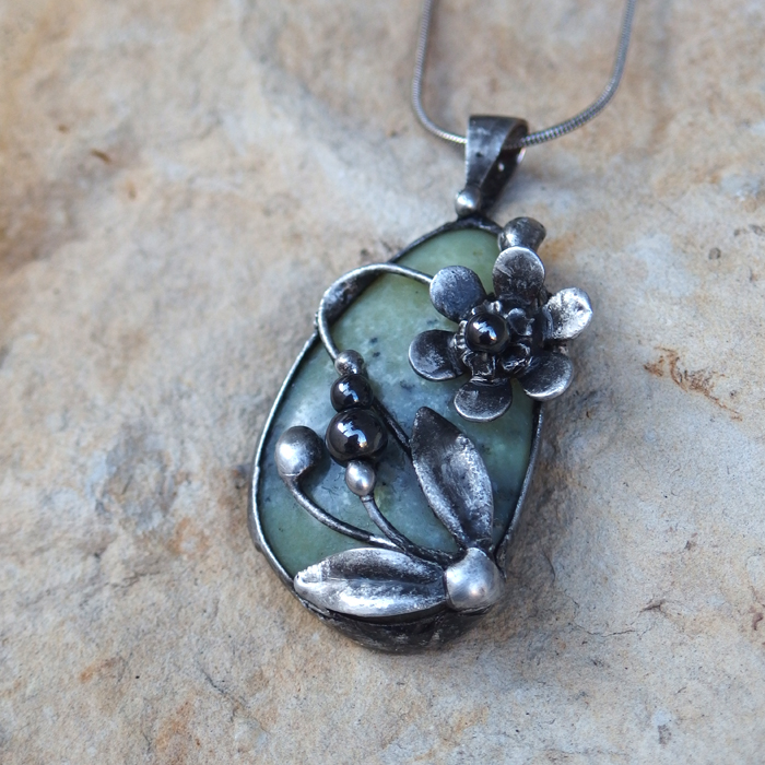 Serpentin s kvítkem