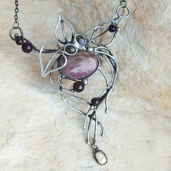 Mailinka - jaspis, labradorit, granát a říční perla