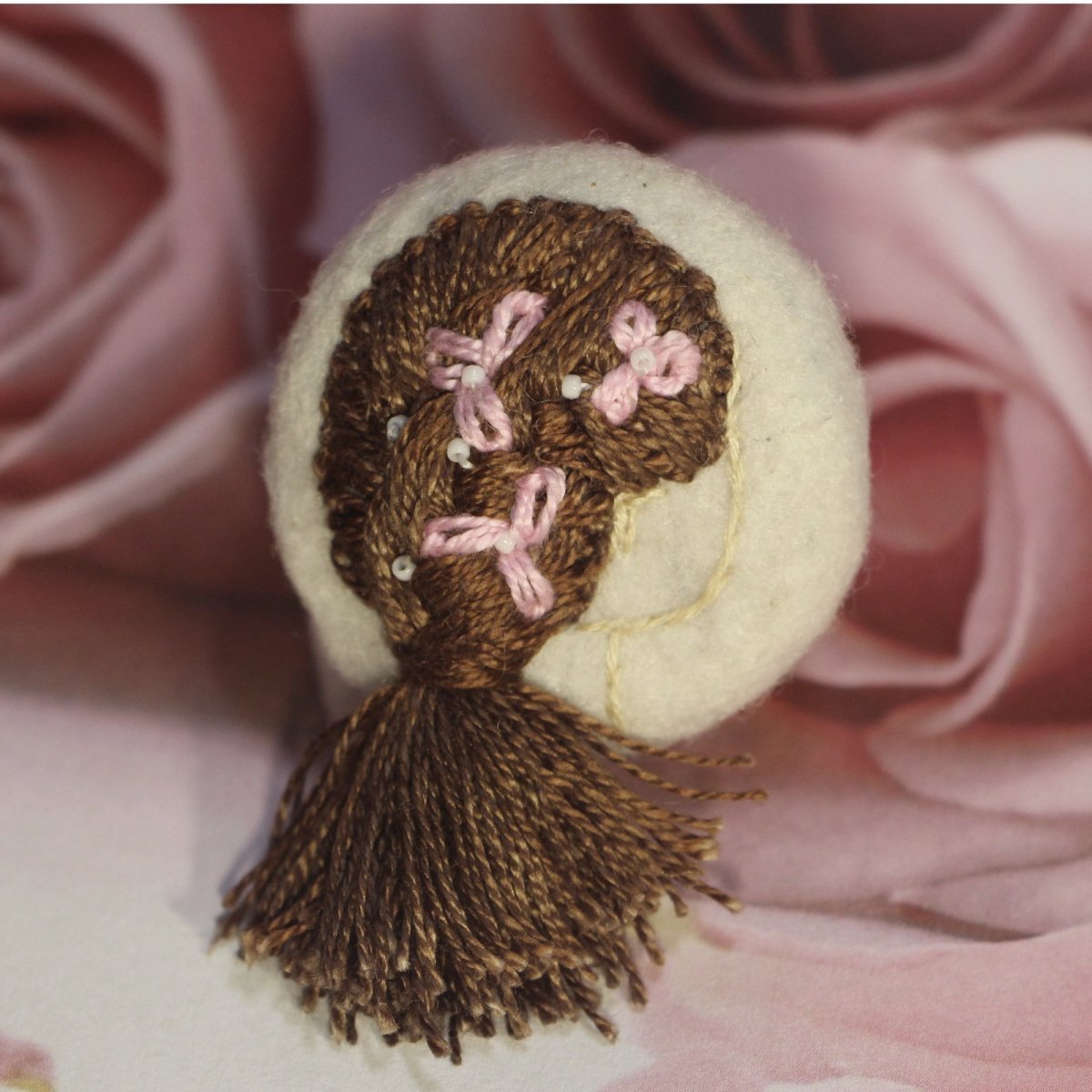 Brož či knoflík "Dívka s květy ve vlasech"