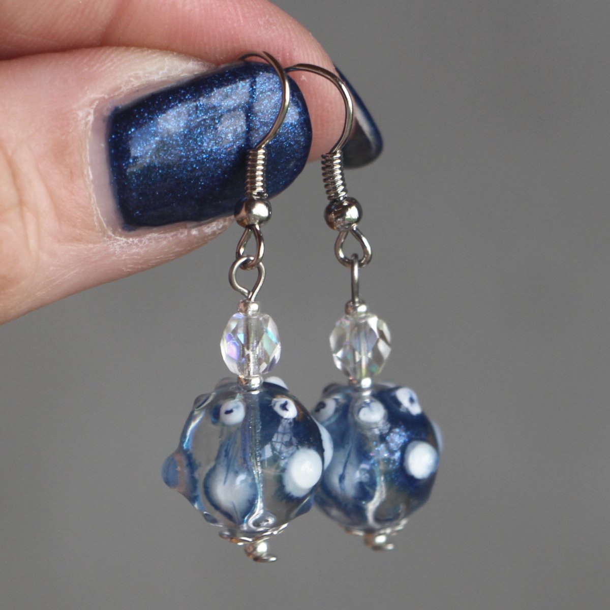 Náušnice dlouhé, imitace vinuté sklo - modrý puntík