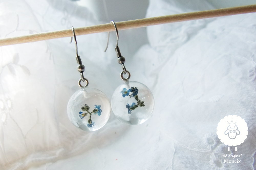 Ocelové náušnice s živými květy - „pomněnky“