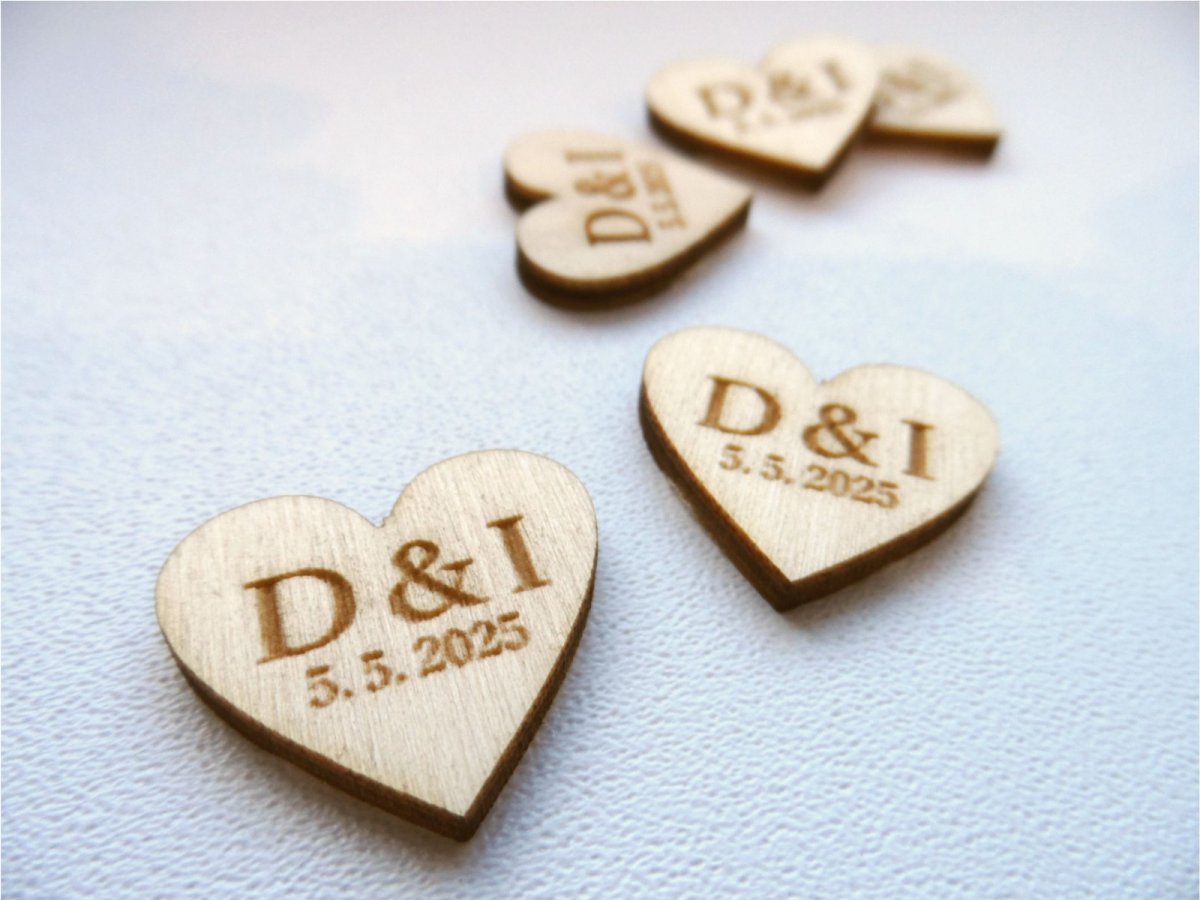 Dřevěná srdíčka s iniciálami a datem 2 cm - 10 ks