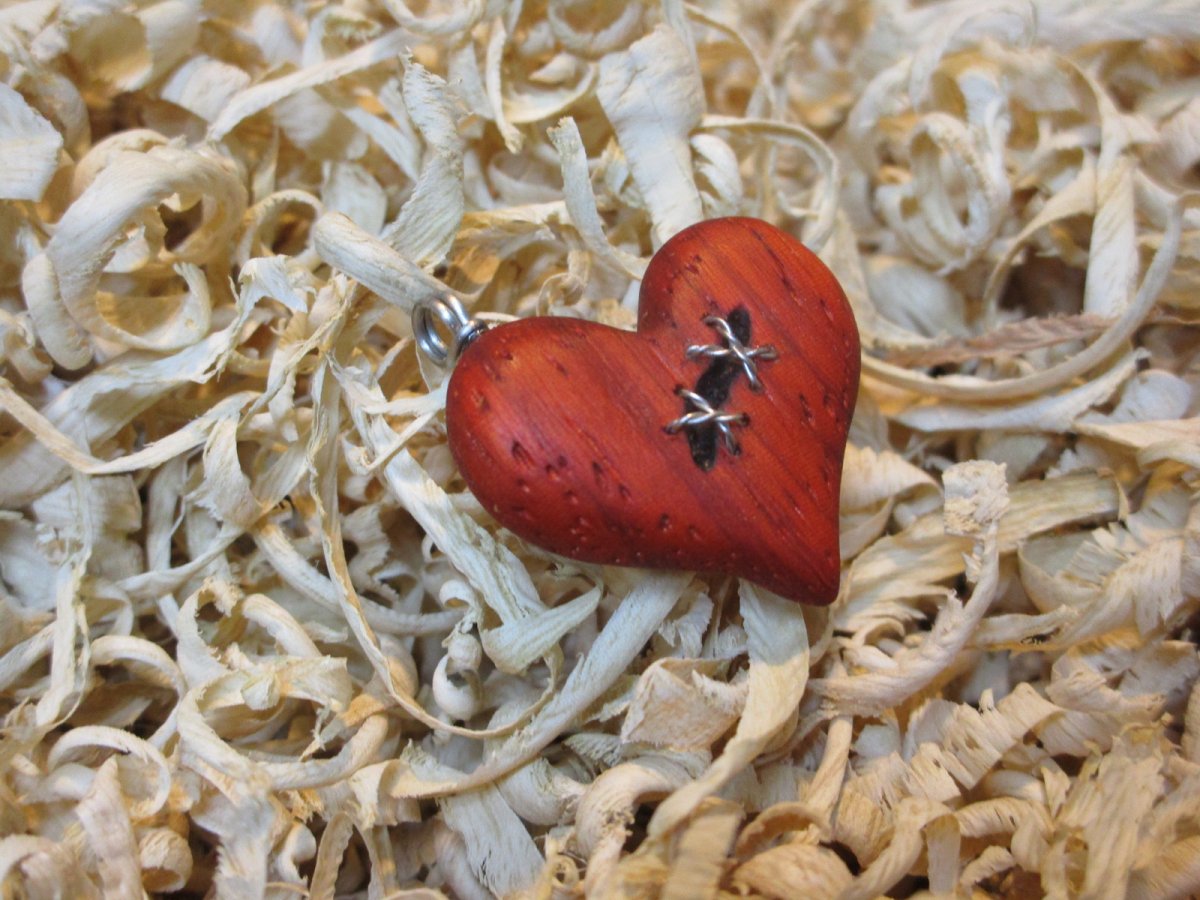 zašívané srdíčko - padouk