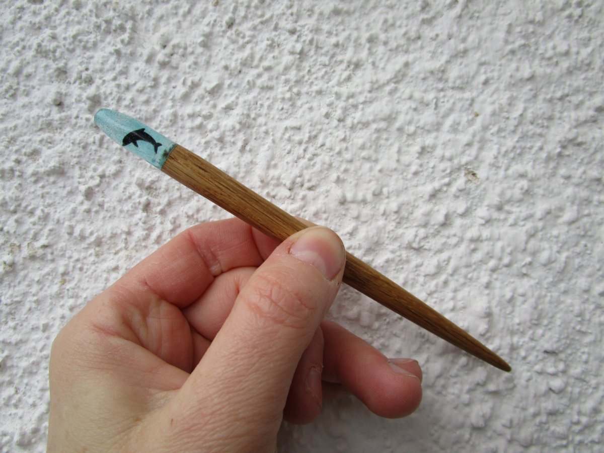 dubová jehlice do vlasů - delfín