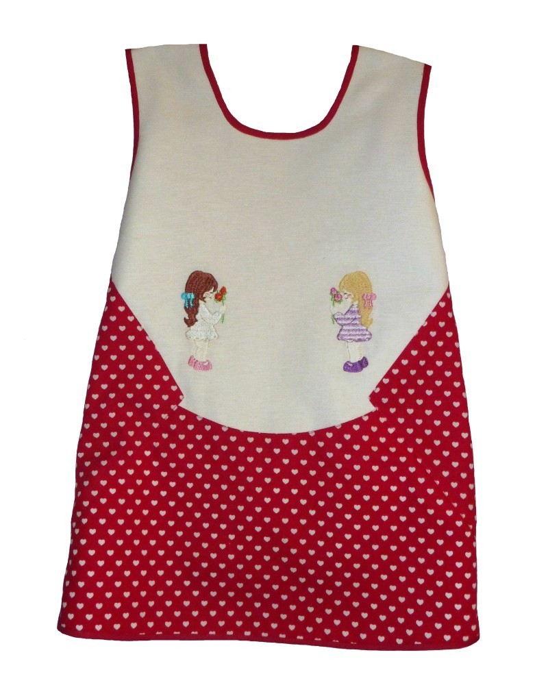 Zástěrka srdíčková s výšivkou holčiček