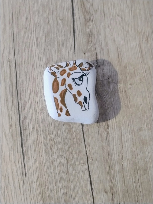 Malovaný kamínek Žirafa