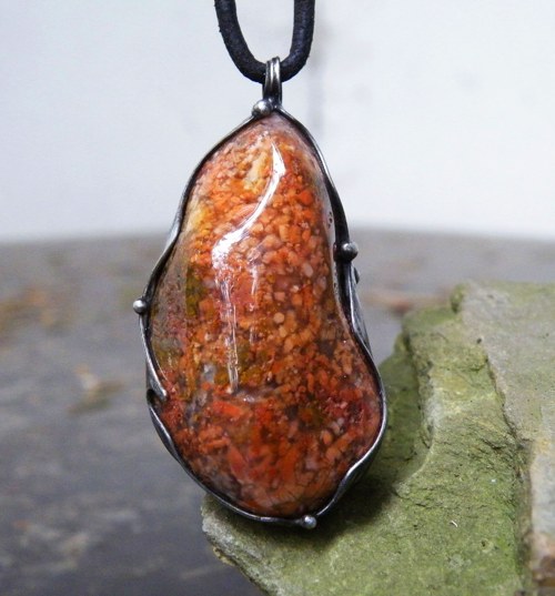 Pod povrchem...(jaspis ?)