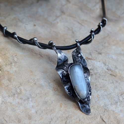 Lístek s měsíčním kamenem