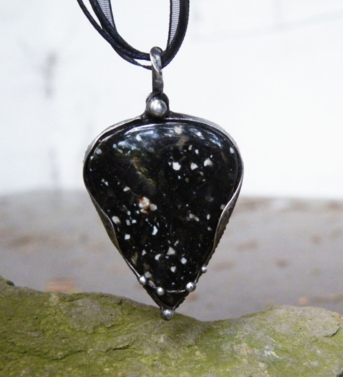 Temný štít ...(jaspis) 