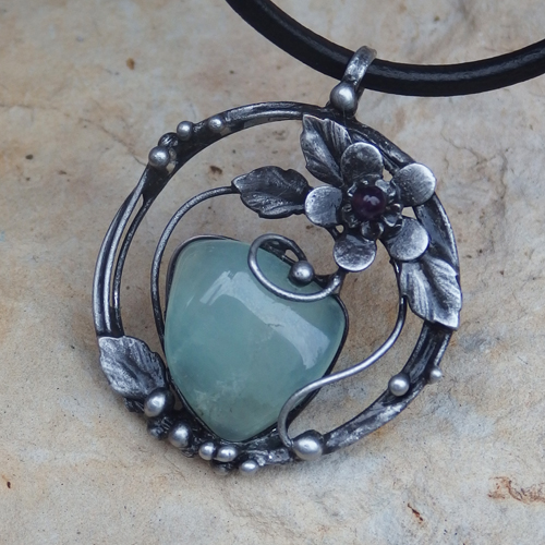 Prehnit s ametystovým kvítkem