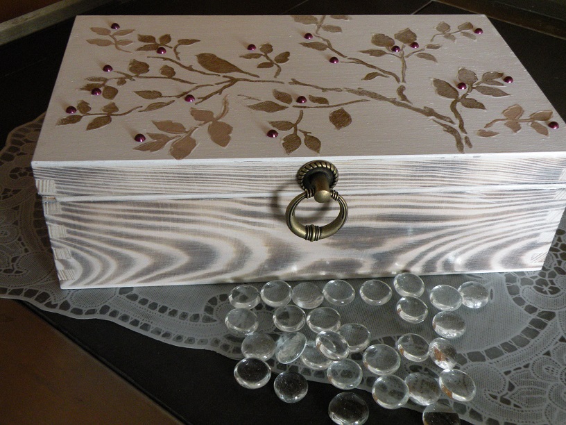 Krabička-šperkovnice krása dřeva bílá 8 přihrádek s ptáčkem