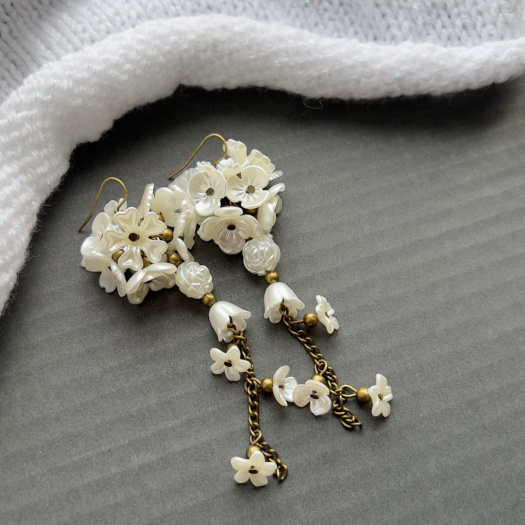 Bílé květinkové hrozny - náušnice