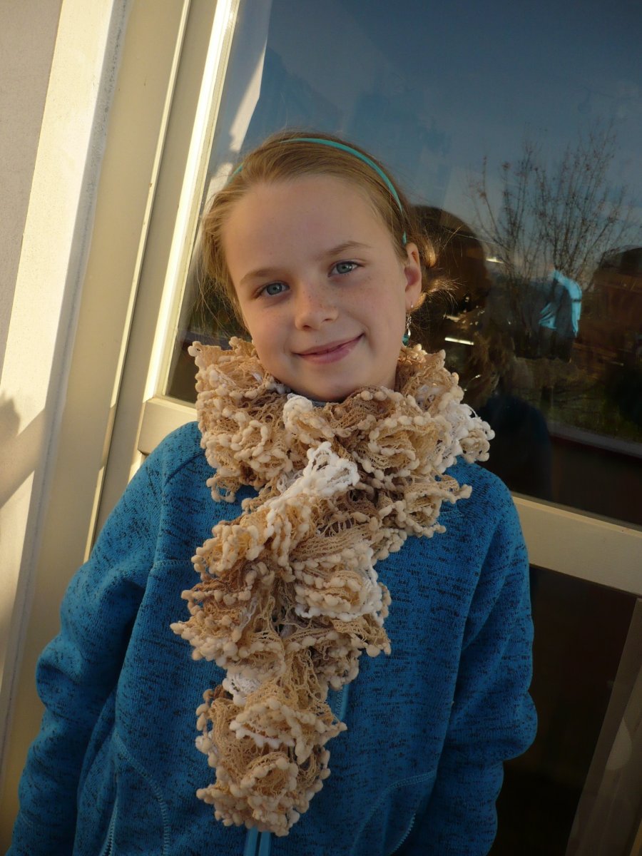 Béžovobílá volánková šála