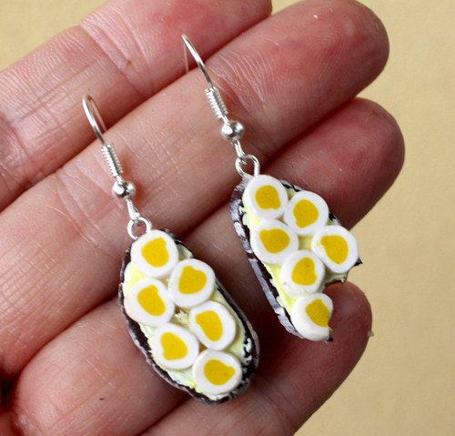 chléb s máslem a vajíčky .. nakousnutý :-)