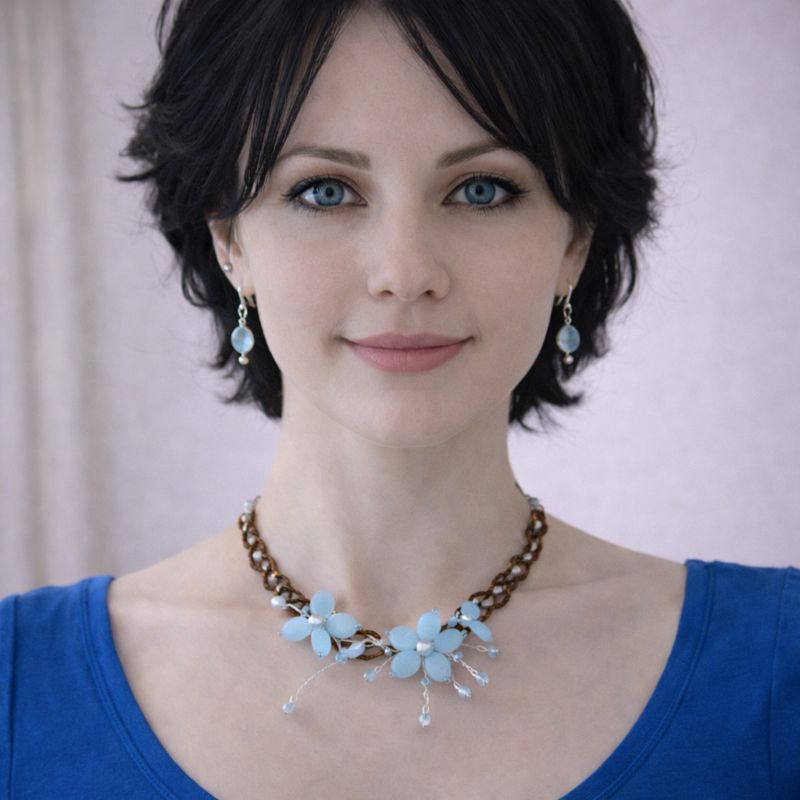 Ručně vyráběný náhrdelník a náušnice – světle modré květy