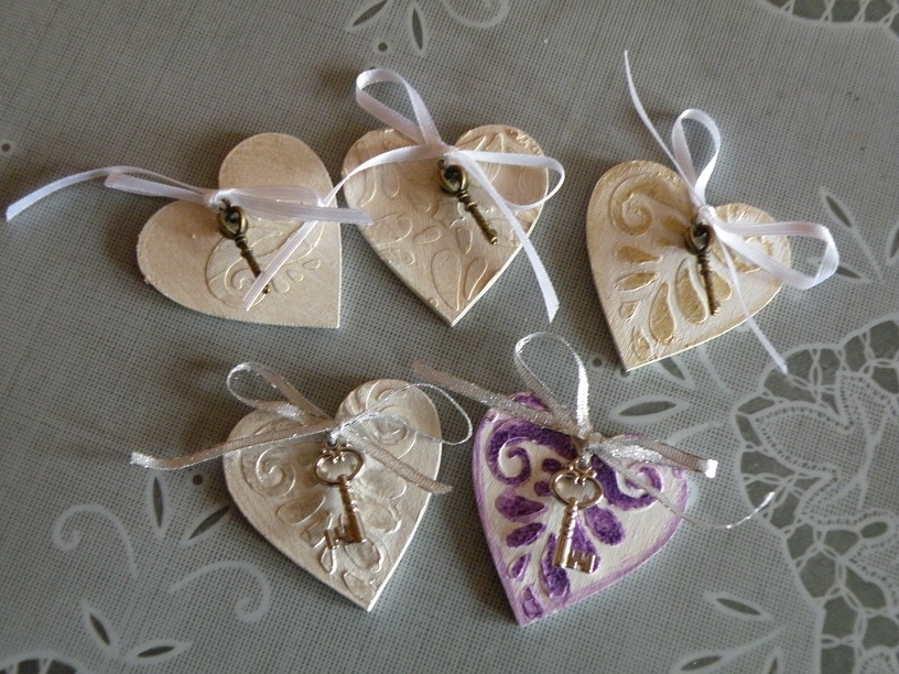 Dekorační srdíčko mini s relieéfem a klíčkem