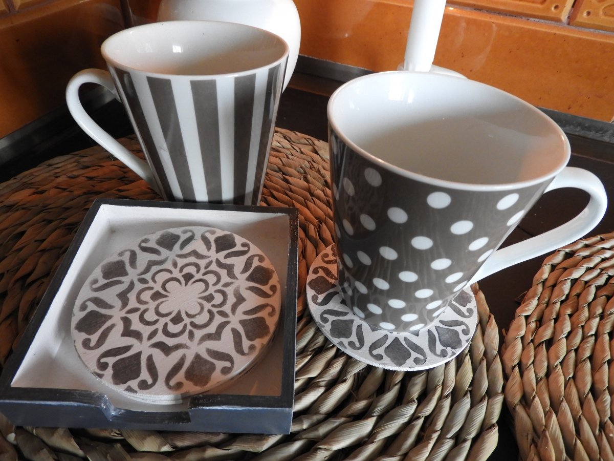 Podšálek pod hrnky ve stojánku mandala 2