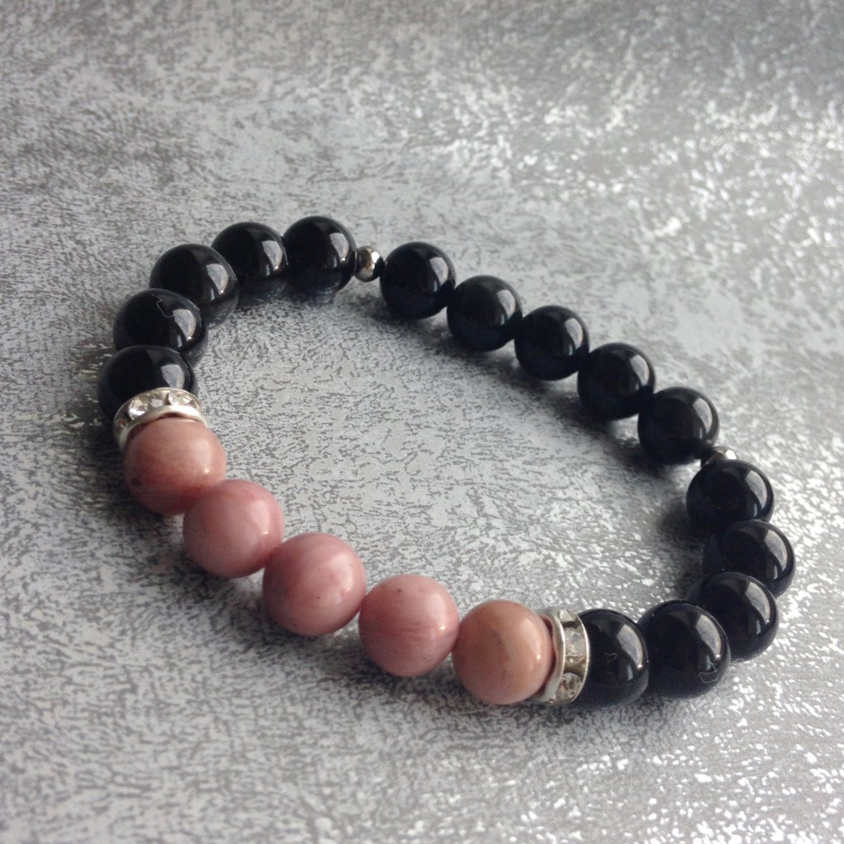  Černý onyx s rodonitem - náramek