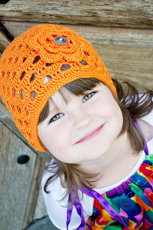 Oranžová háčkovaná čepička s květem