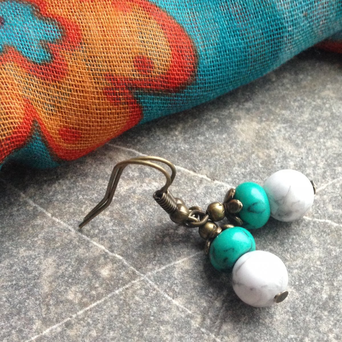 Náušnice s tyrkysem a howlitem