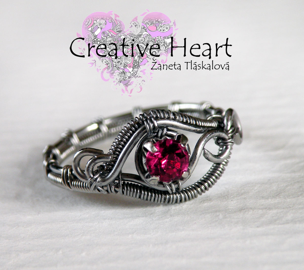 Prsten s růžovým kamínkem