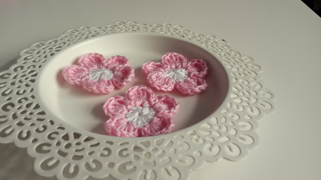 Háčkovaná kytička 1ks