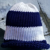 Pletená čepice 2v1 (bílá a tmavě modrá)