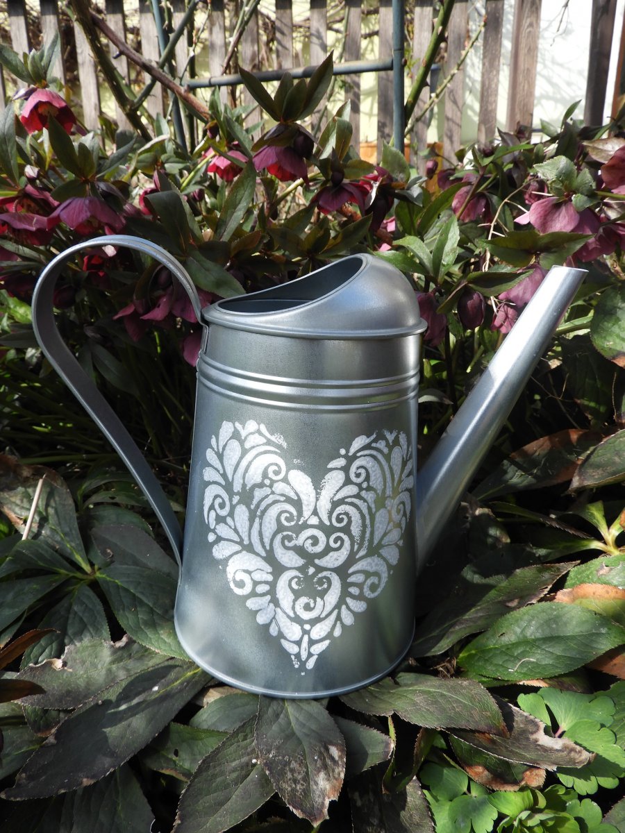 Plechová konvička - bílé srdce 