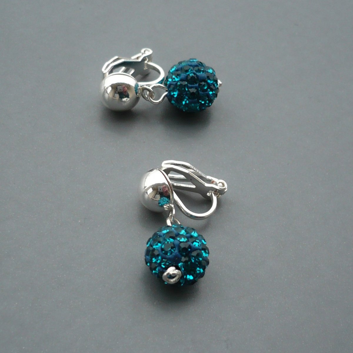 Petrolejové třpytivé jednokuličkové klipsy