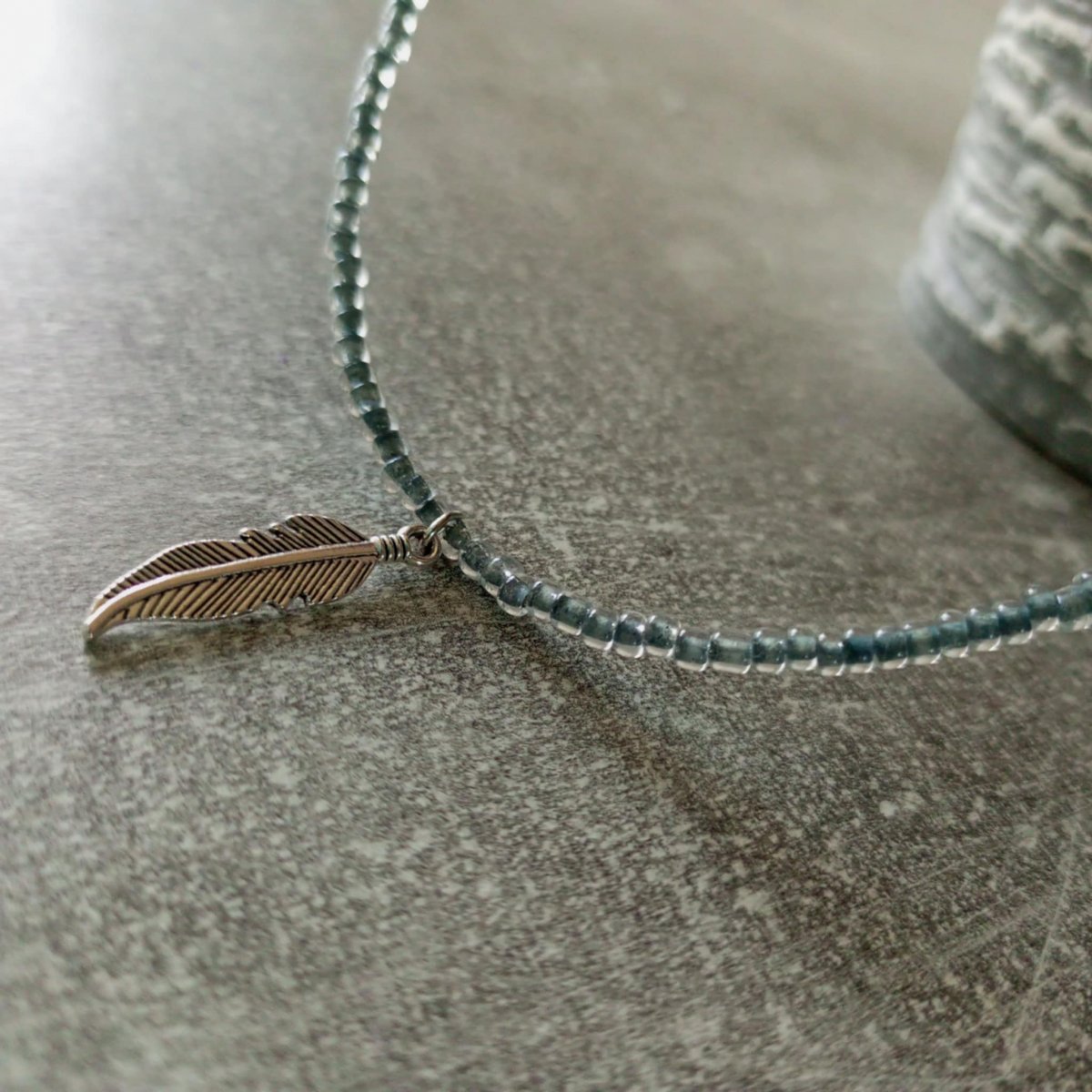 Náhrdelník pírko v šedé