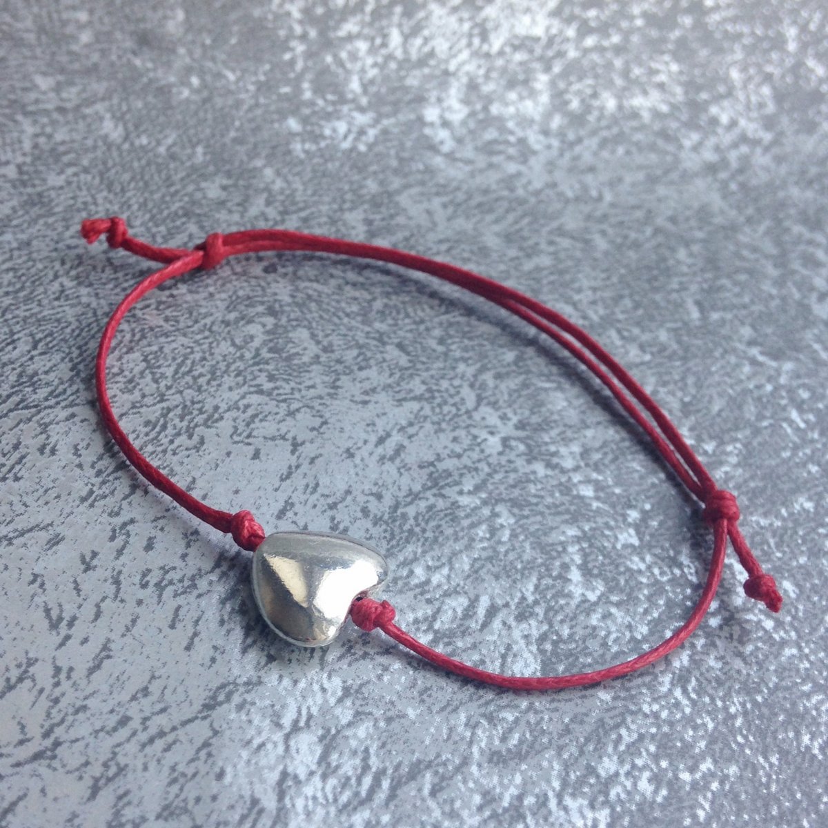 Červený náramek se srdíčkem