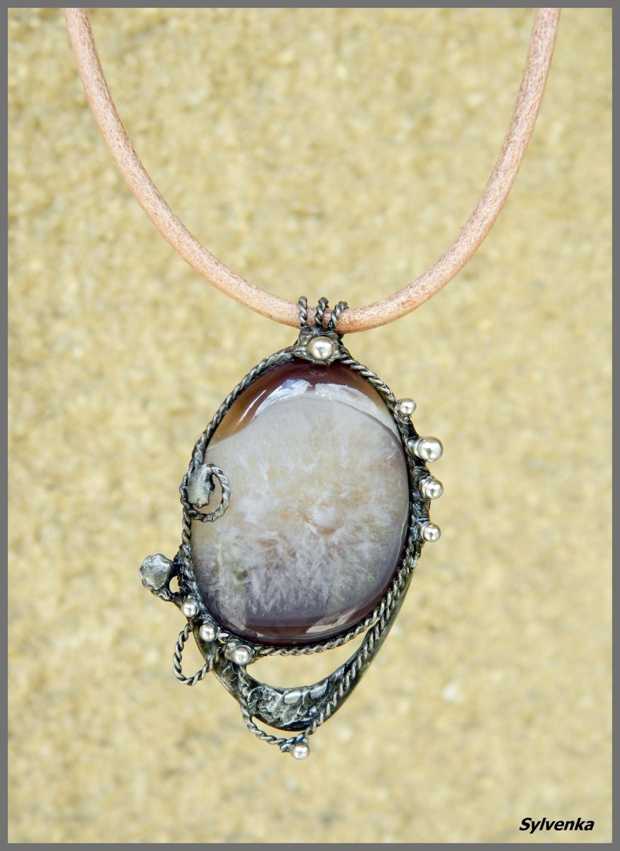 Cínovaný šperk s Achátem.