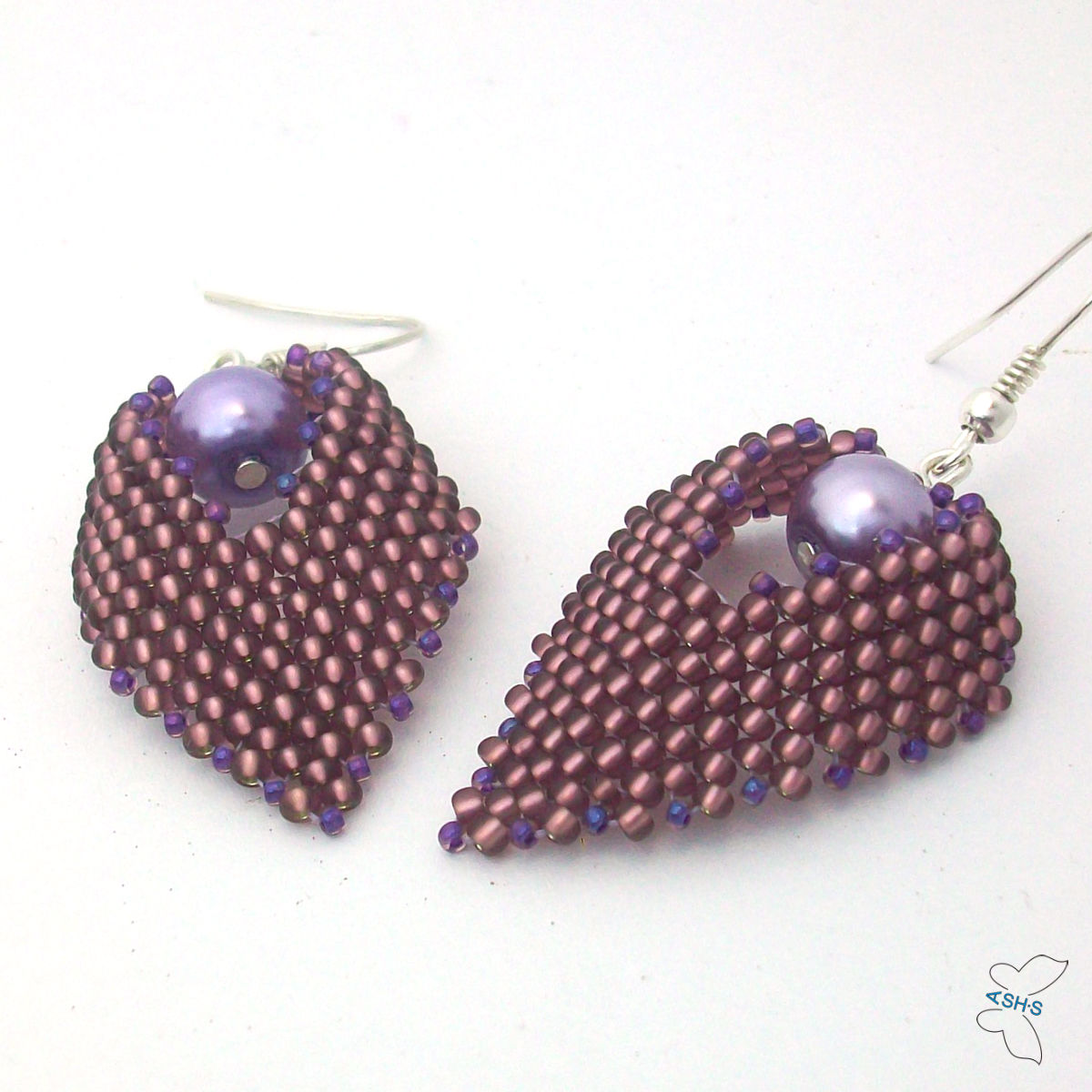 Tmavě fialové lístky