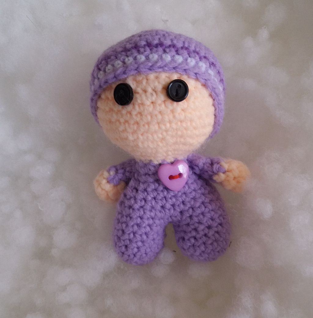 Háčkovaný 'človíček' Fialka