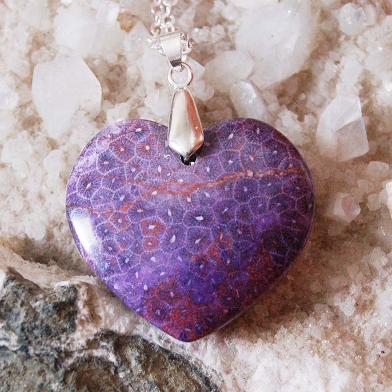 Náhrdelník se srdcem z fosilního korálu