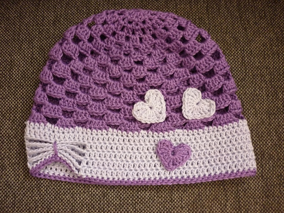 Čepička fialová dírkovaná se srdíčky