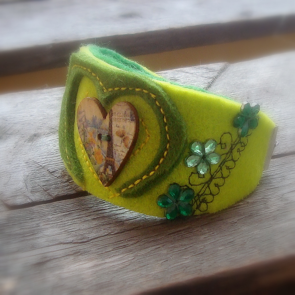 Náramek z filcu se srdíčkem