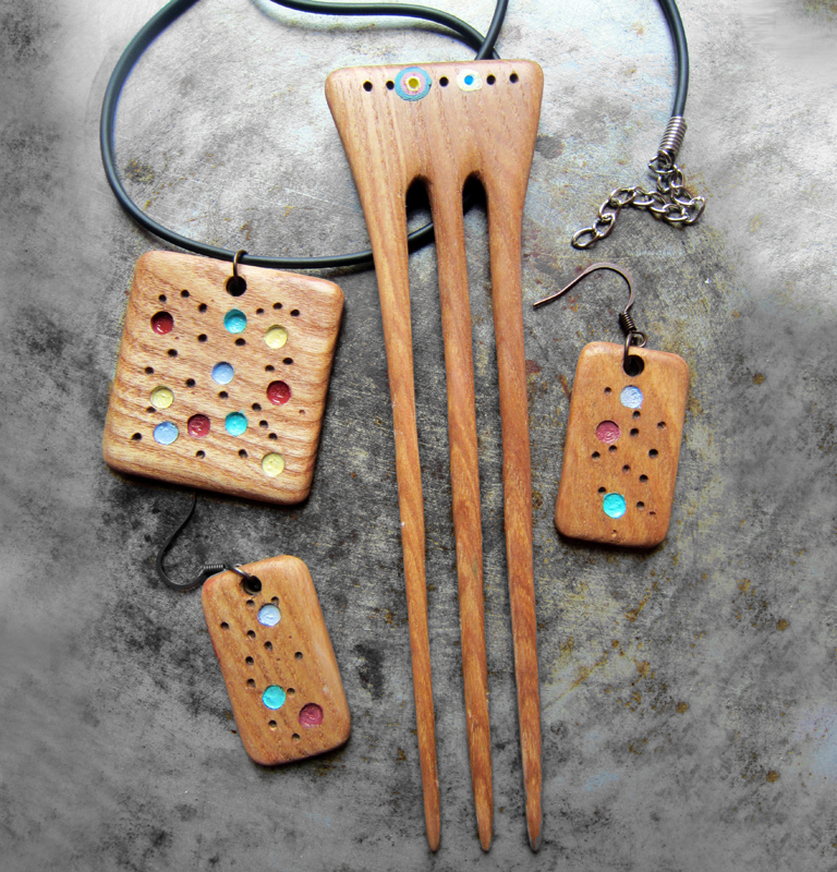 Dřevěný set: jehlice,přívěsek,náušnice