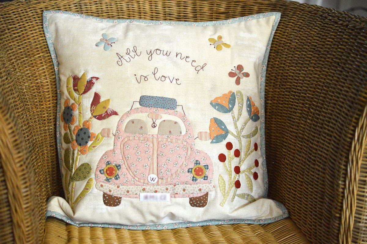 All you need is love - polštář růžový - 50 cm