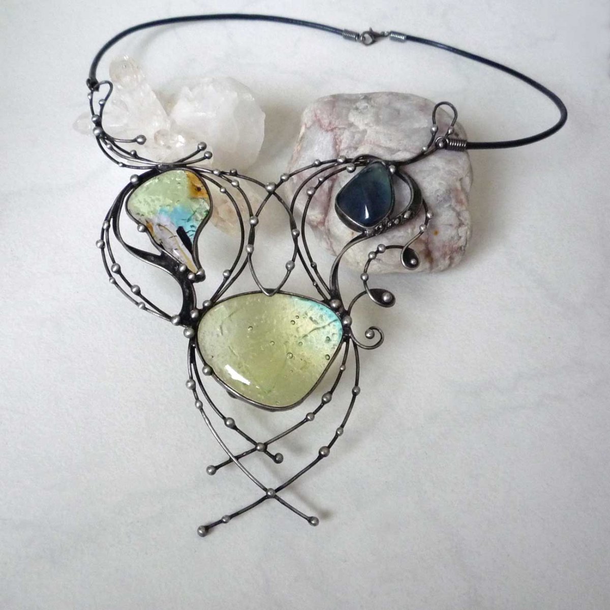 Mezi drátky - fluorit,skla